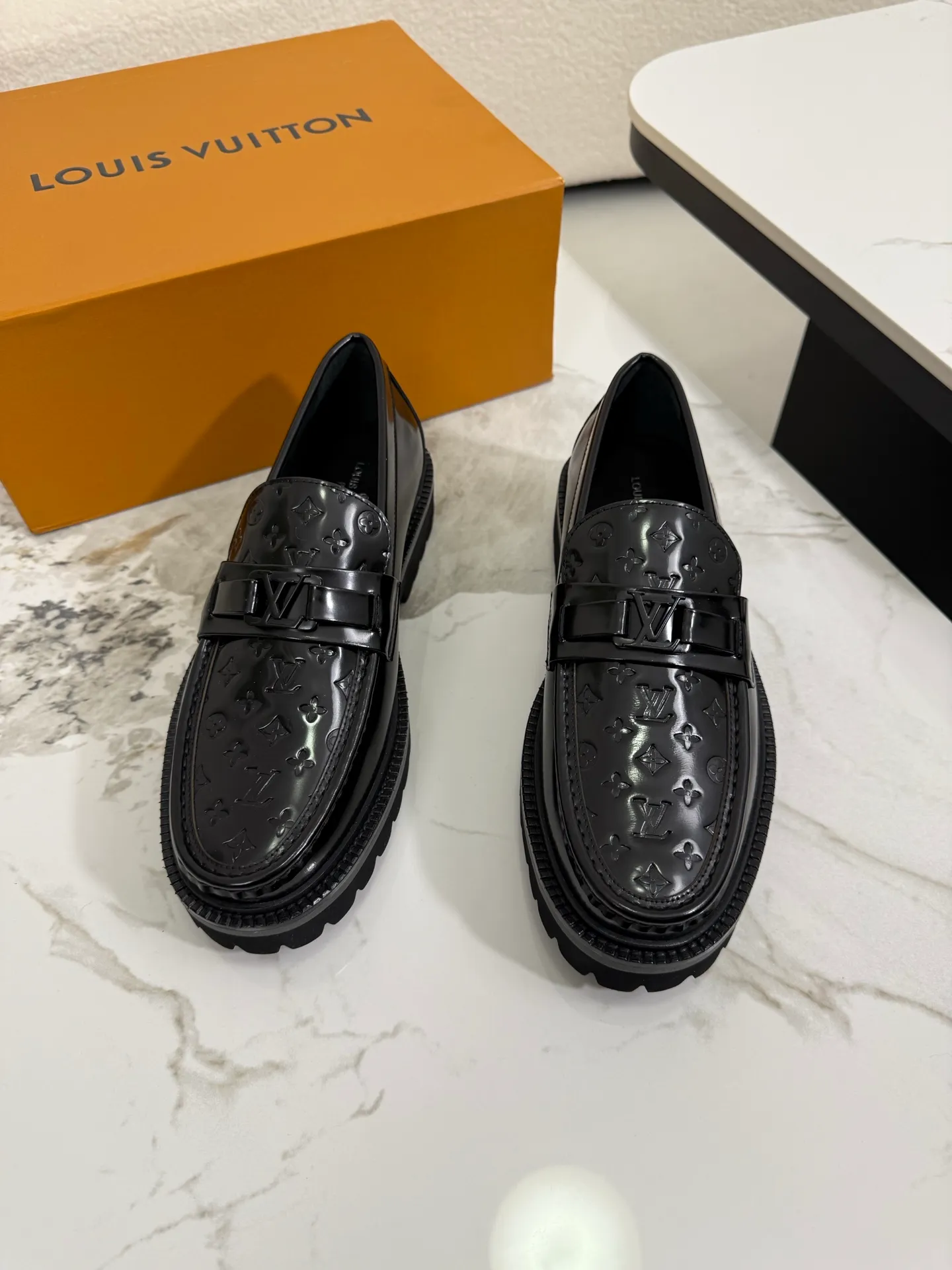 [L Family] Top P: 800💰 ▪️Size: 39-44 (38.45 custom-made) The top male god leather shoes Lv series are sold at the same time with original factory configuration, original cowhide fabric imported from Italy, soft and comfortable, imported water-dyed cow lining, soles: original ultra-light French foam outsole super comfortable, original factory with single goods 🔍🔍high quality, can be entered and exited at will, welcome to compare and synchronize.